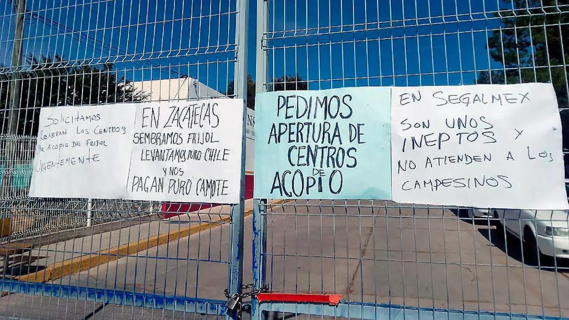 Cartulinas de protesta de productores